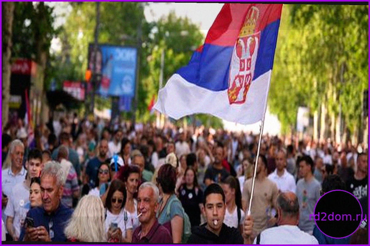 Белград: Десятки тысяч протестуют против президента Сербии Вучича